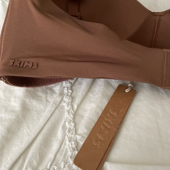 SKIMS Wireless Form T-Shirt Demi Bra - Picture 3 of 4